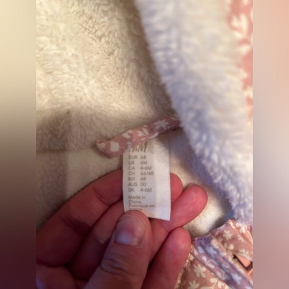 Size 4-6 month snow suit - Picture 3 of 3